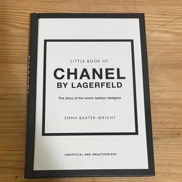 CHANEL Black and White Book - Picture 1 of 2